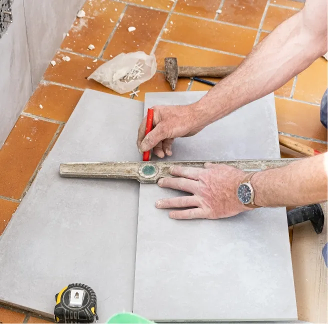 cortando placas de azulejos con metro y lapiz-GOC-Solados y alicatados Salar